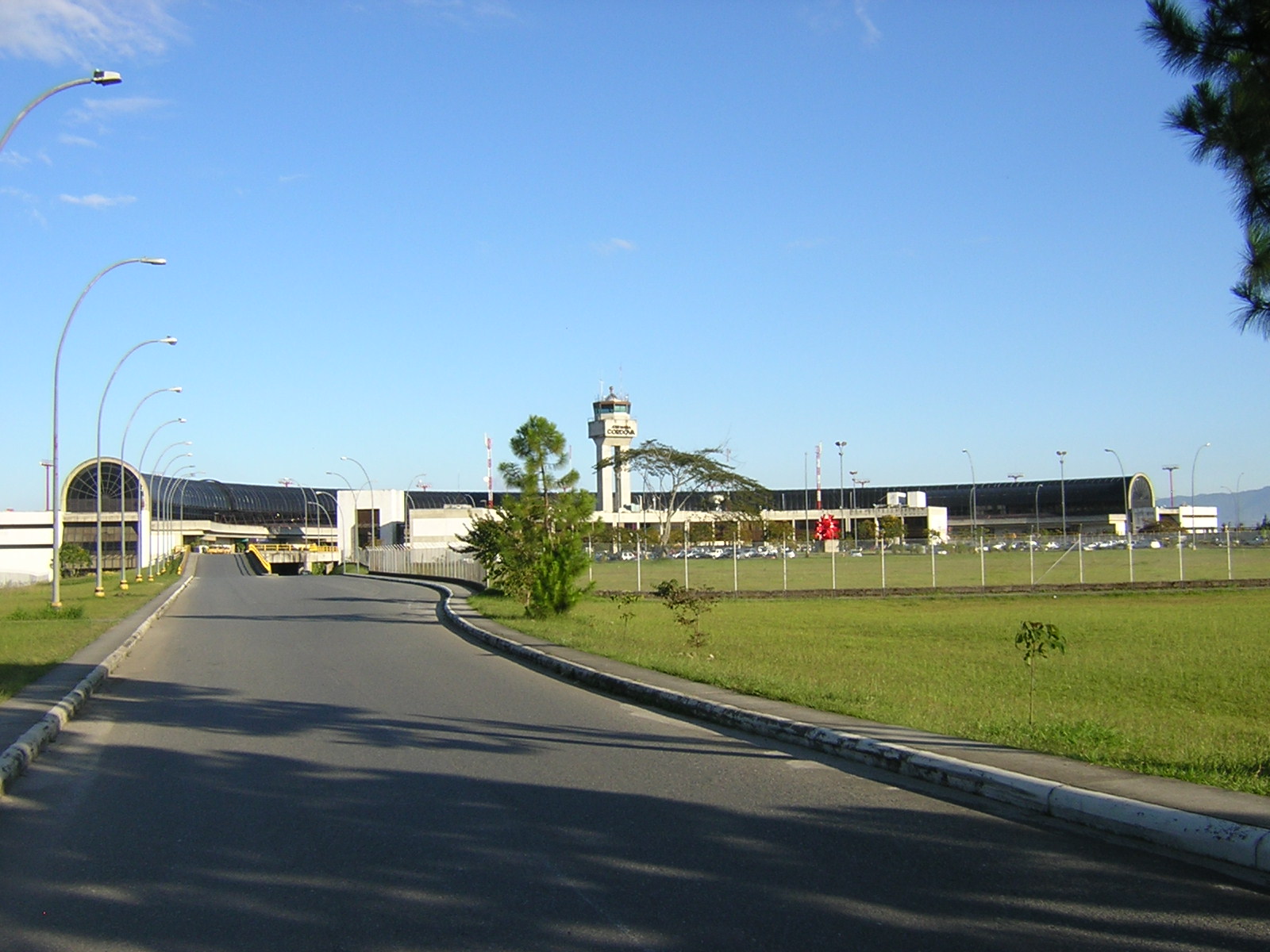 Acceso principal, terminal y torre del Aeropuerto Internacional José María Córdova